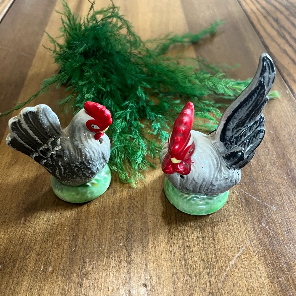 Vintage ceramic rooster & chicken salt & pepper shaker Super